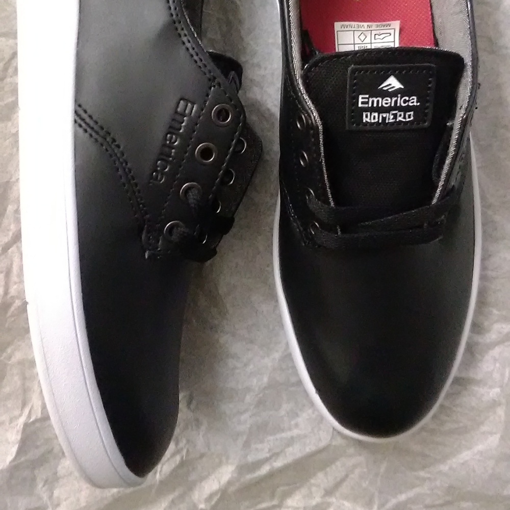 Emerica men size 7 - new with defect - Picture 1 of 7